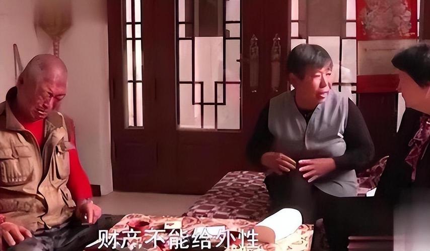 老人被拒门外睡楼道,八旬老人在楼道住